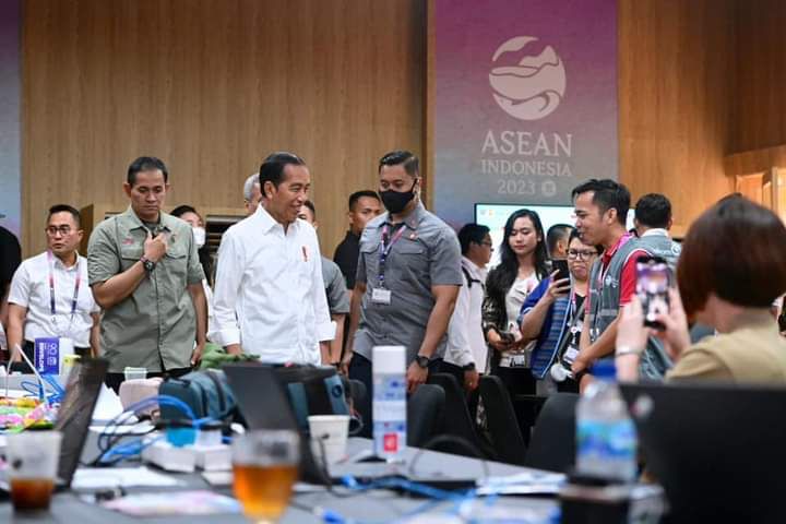 Presiden Jokowi Tinjau Pusat Media KTT Ke-42 ASEAN