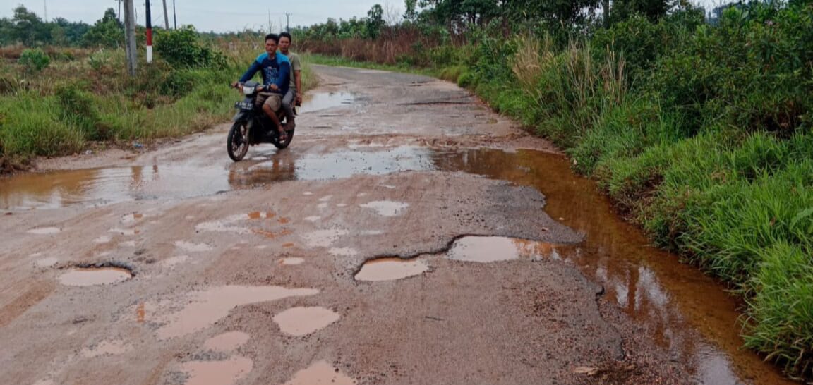 Akses Jalan ke Pantai Penyusuk dan Pulau Putri Rusak Parah Dan Berlubang Begini Penjelasan Bupati Bangka