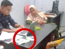 Warga Tapsel Datangi Bawaslu, Serahkan Uang Rp50 Ribu Pemberian Tim Dolly-Buchori